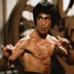 Portrait en couleur de Bruce Lee avec sa citation sur la persévérance en surimpression
